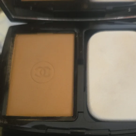 CHANEL Ultra Le Teint Compact in B70 - Picture 2 of 3